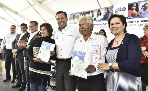 Entrega el Gobernador Miguel Márquez certificados de